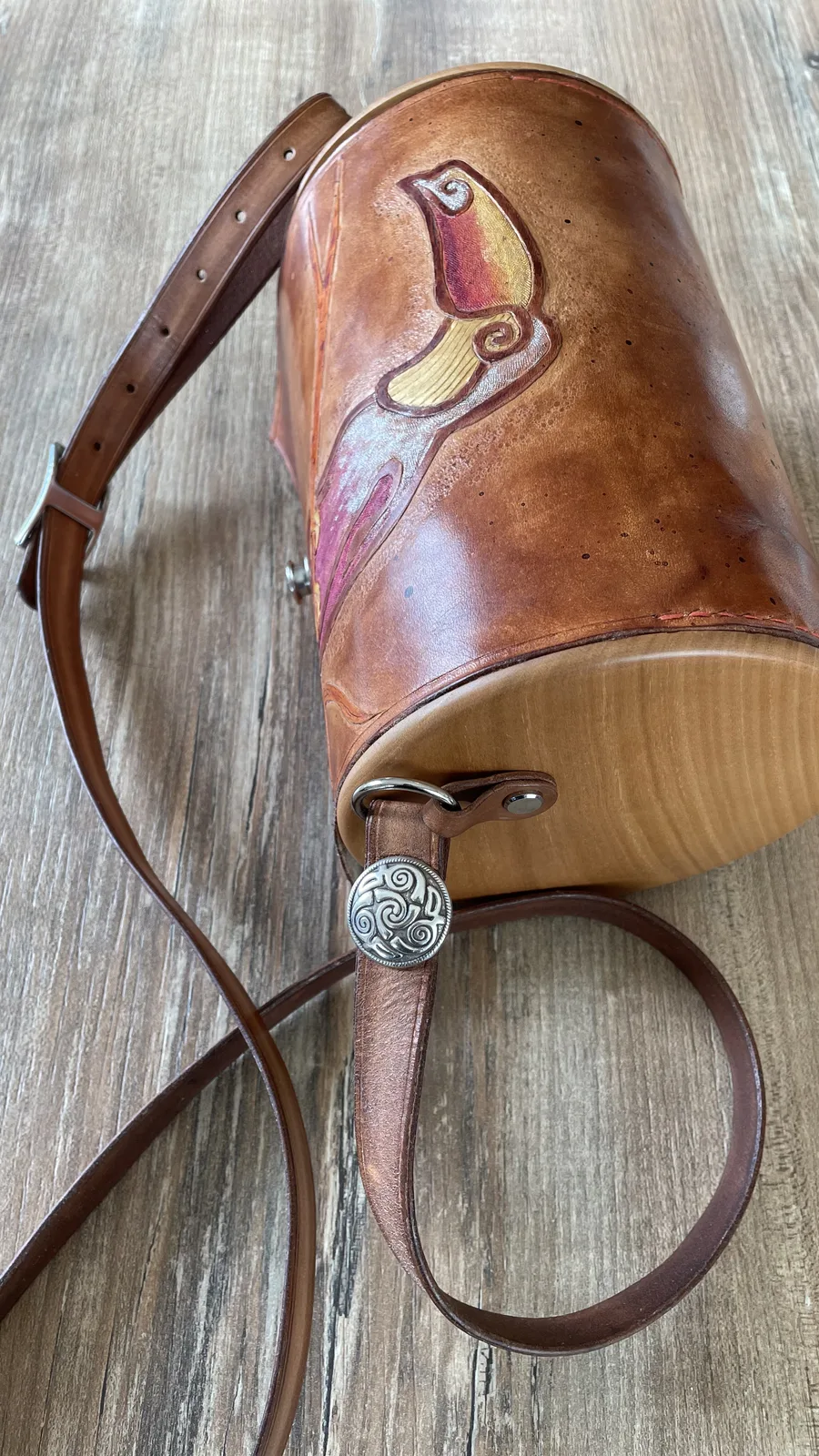 Sac tonneau ouvert — flancs en bois usiné apparents