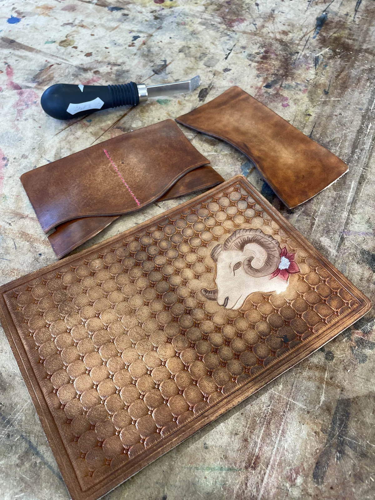 Sous-main en cuir repoussé — motif capitonné et tête de bélier