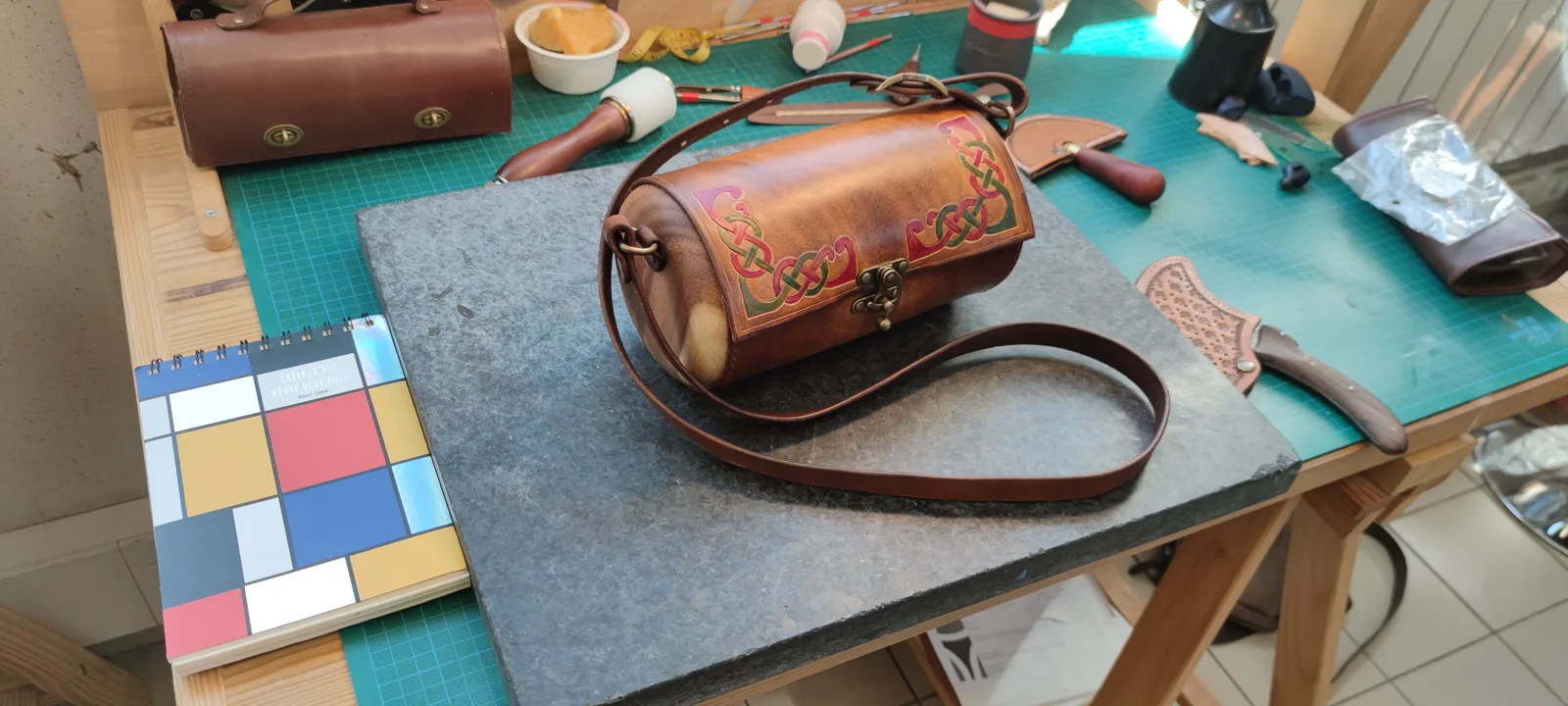 Atelier — plan de travail avec outils et création en cours