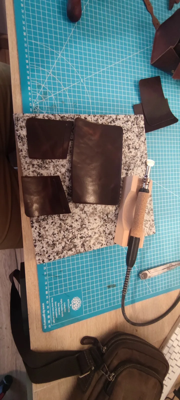 Atelier — pièces de cuir et outils de teinture