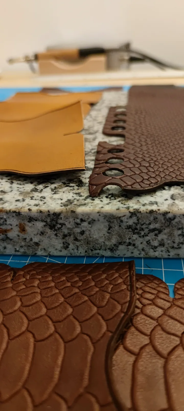 Cuir gaufré effet écailles — gravure en cours sur l'établi