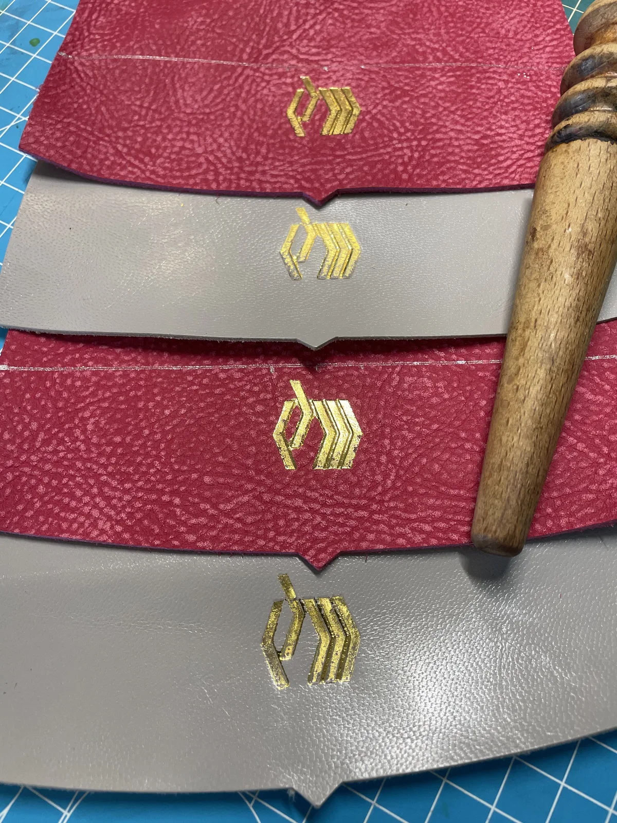 Marquage au logo doré gravé sur cuir — gage d'authenticité