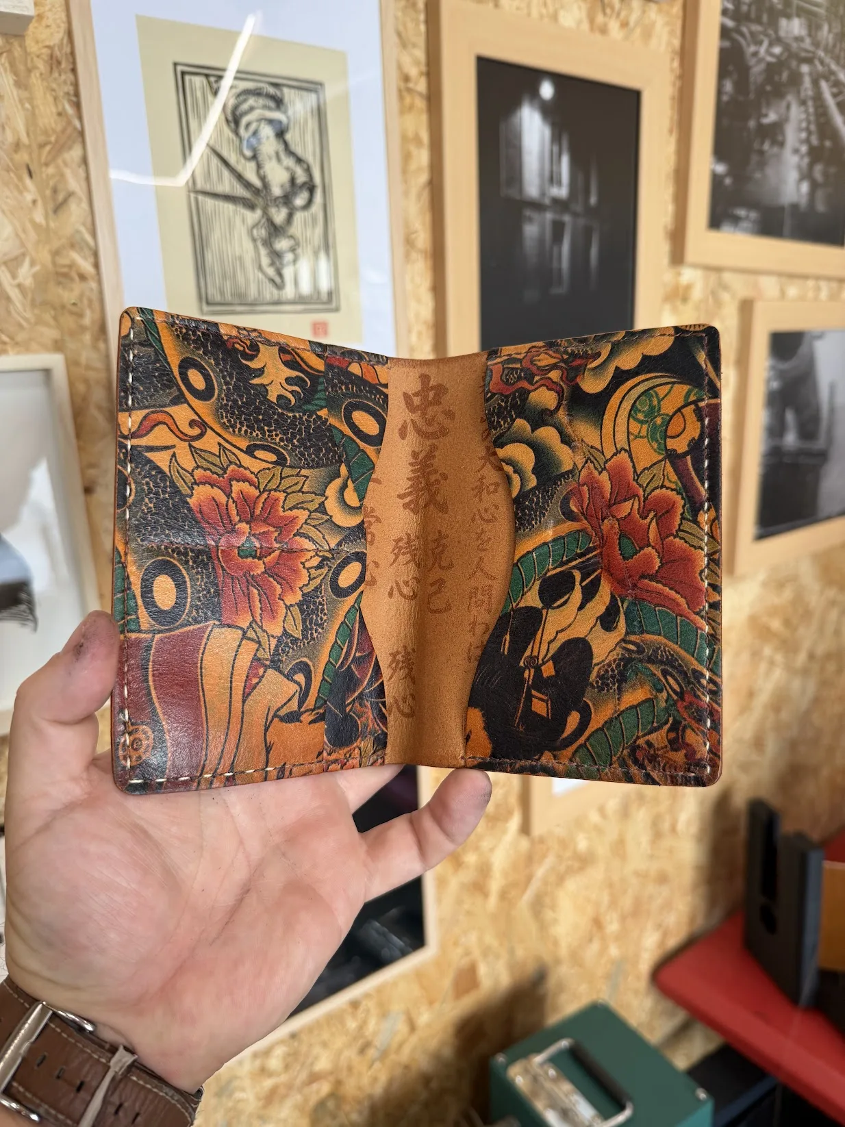 Gravure d'un motif sur cuir à l'établi