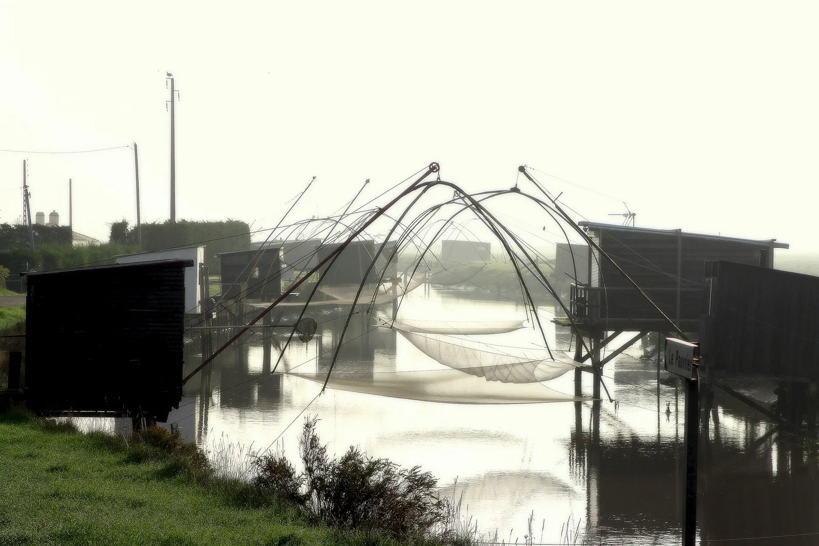 Marais Breton — pêcheries au carrelet dans la brume