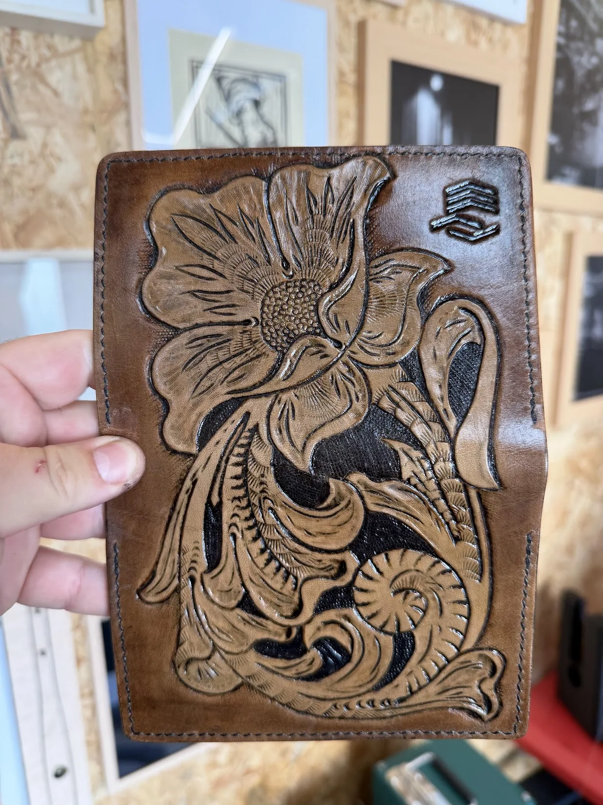 Repoussage du cuir sur l'établi